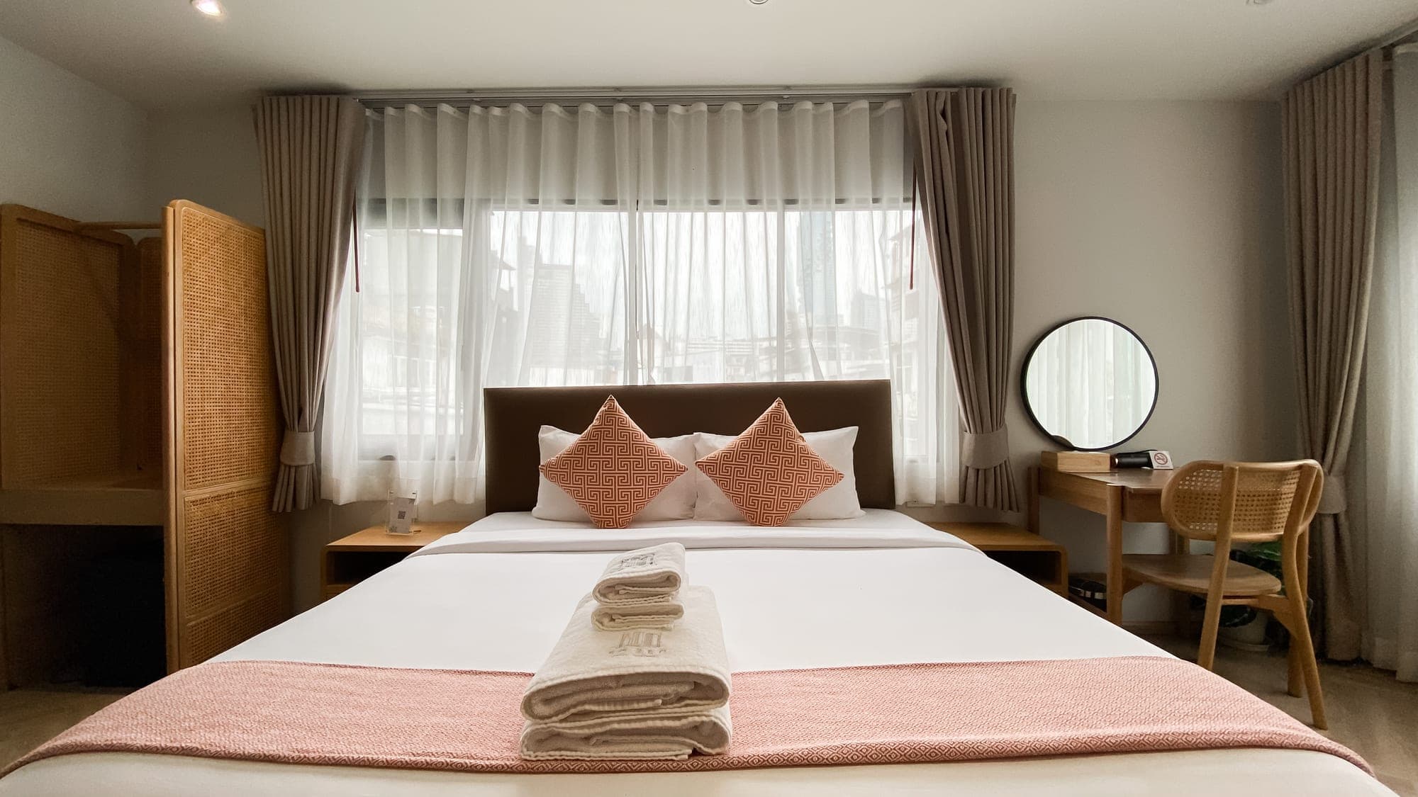 Deluxe King Room 2